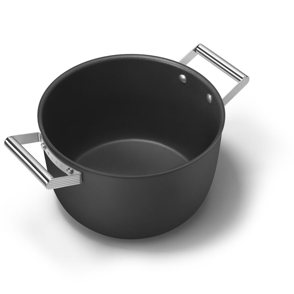 Smeg 26 cm non-stick casserole with glass lid - Image 3
