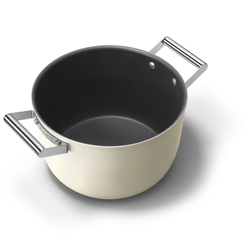 Smeg 26 cm non-stick casserole with glass lid - Image 4